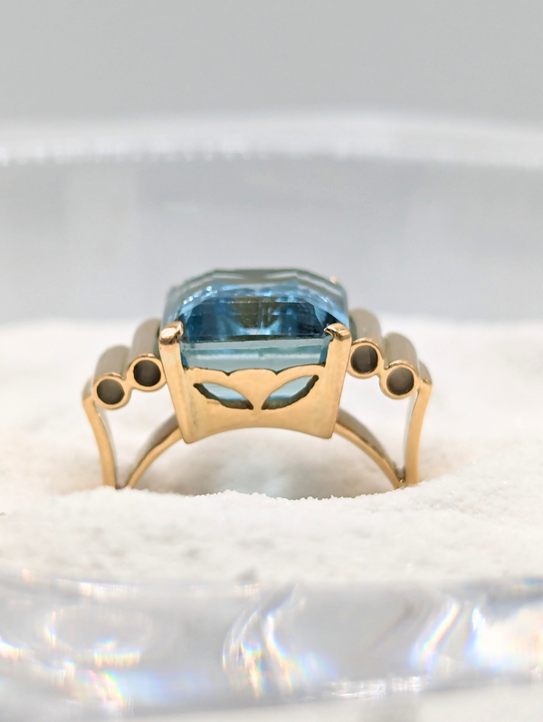 Cool aquamarine in warm yellow gold ring