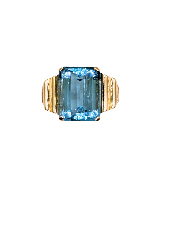 Cool aquamarine in warm yellow gold ring