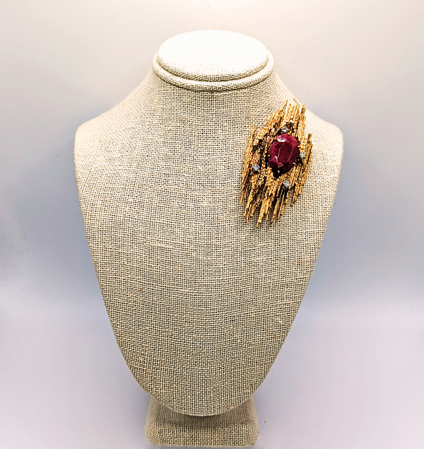 Brutalist ruby brooch in gold with diamonds